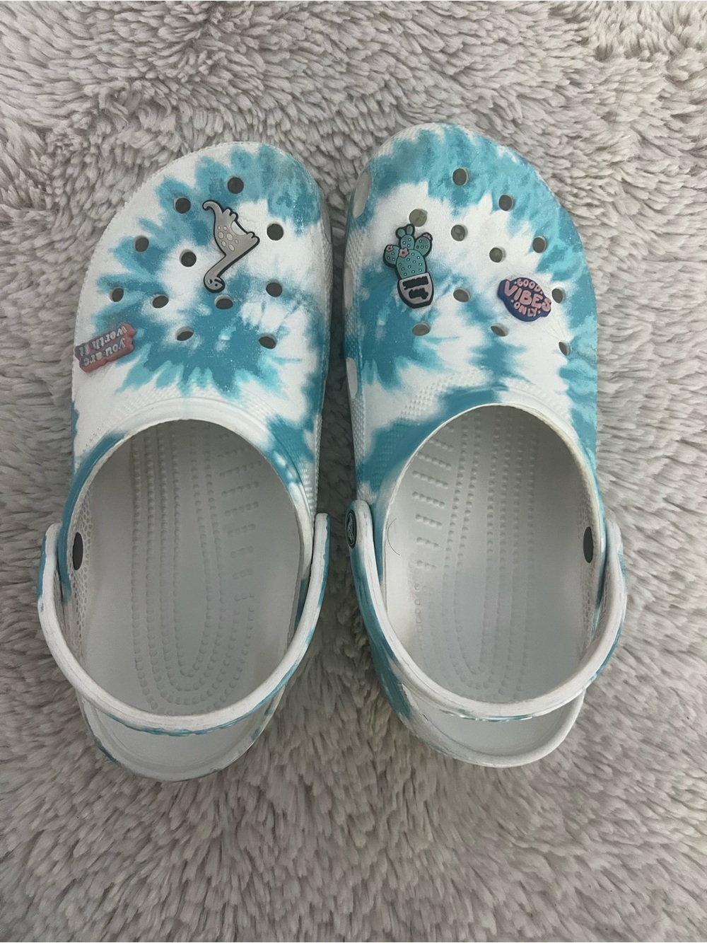 CROCS unisex  Tie-Dye Clogs in White & Teal with Charms